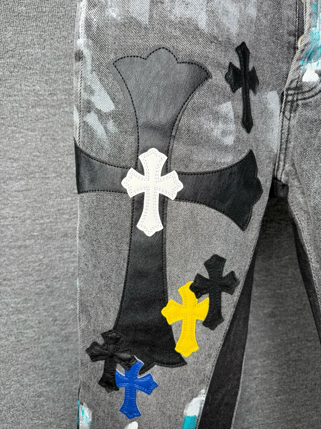 P340 💰 (Top version) Chrome hearts co-branded washed jeans with blue, yellow, black, white and multi-color stitching. Really restores the ultimate vintage texture. Three-dimensional version. Loose and comfortable, not picky about the figure. Makes you look taller and slimmer. Factory-made. Original quality control. Same style for men and women. Can be matched with couples. Versatile recommendation. Must-have jeans for all seasons. Fashionistas have been disappointed. From the quality selection of fabrics, the tailoring of details, and the matching of patterns, they are all impeccable! The upper body is so handsome when worn...it can be easily worn by men, women and children! The craftsmanship is made of heavy-duty washed pure cotton denim fabric. After washing, it is soft and thick. It is very stylish when worn on the body. Color: black Size: 28-30-32-34-36 (corresponding to S-M-L-XL-XXL)